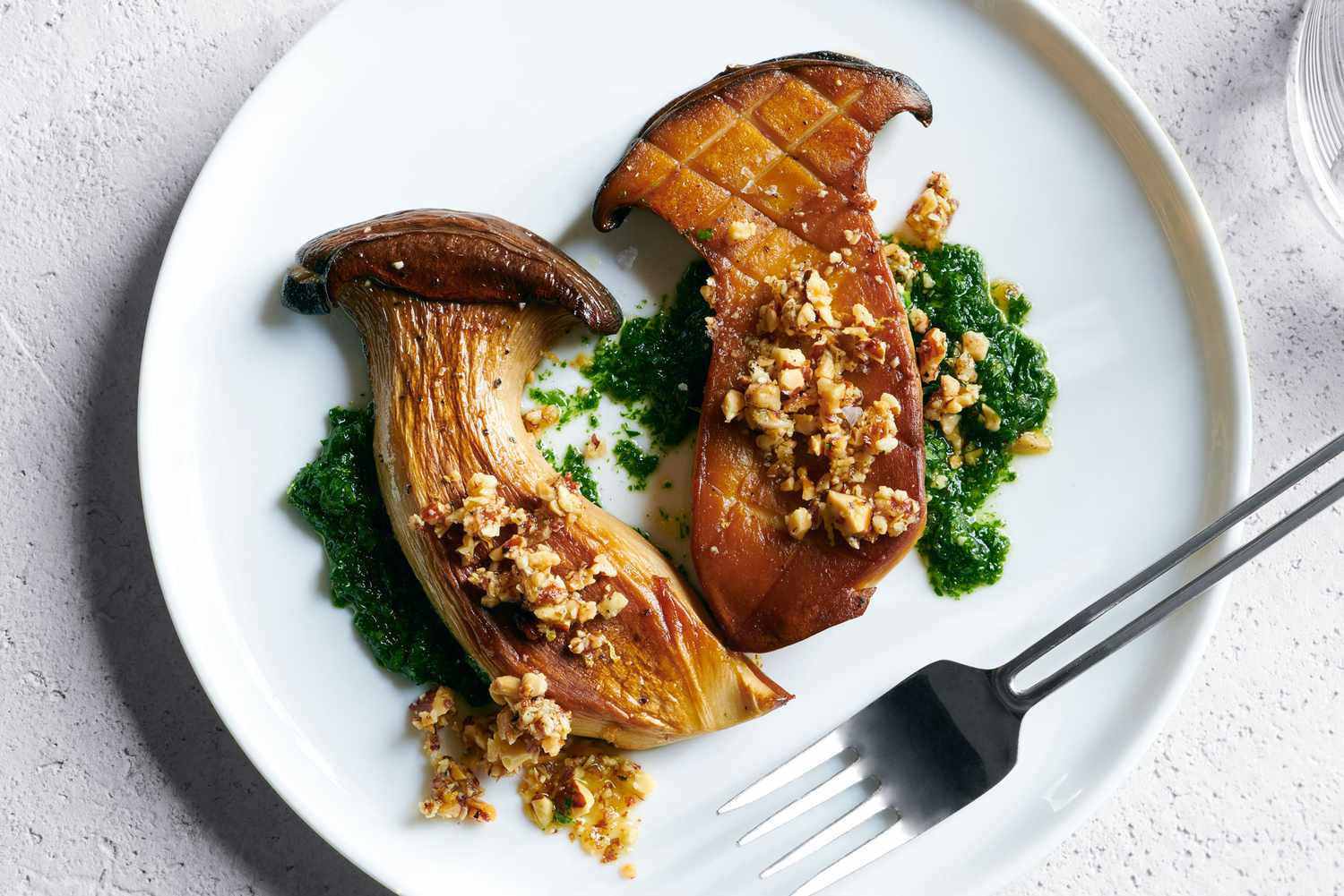 Assiette gastronomique aux champignons pleurotes du panicaut